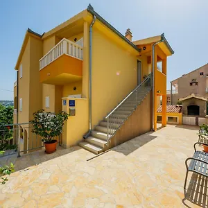 https://apartman-markulin.hotels-in-trogir.com